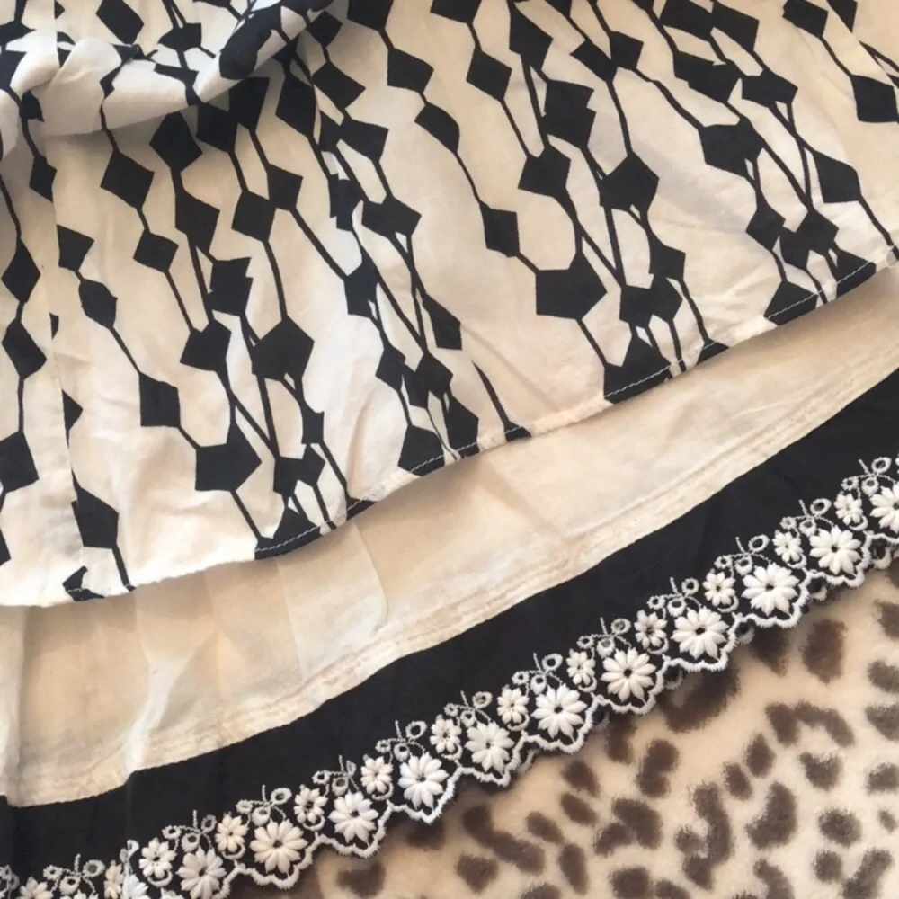Forever 21 Pleated Skirt in Black & White Size Medium